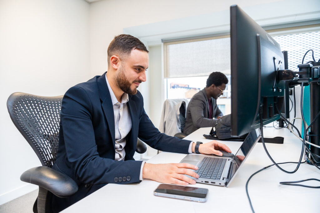 Personne travaillant sur son ordinateur